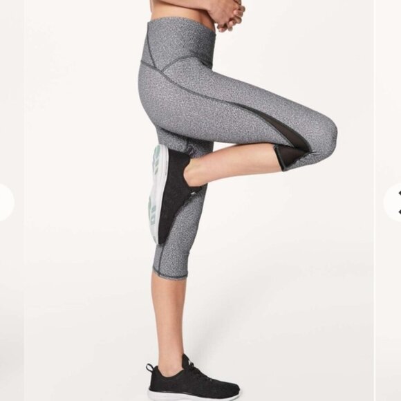 Lululemon Train Times Crop sz 4 Fractal Alpine Black - Picture 1 of 7